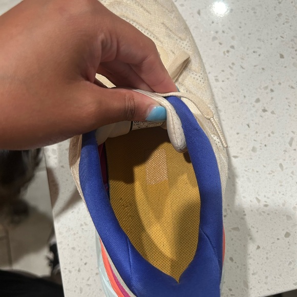 Hokas - Picture 6 of 9